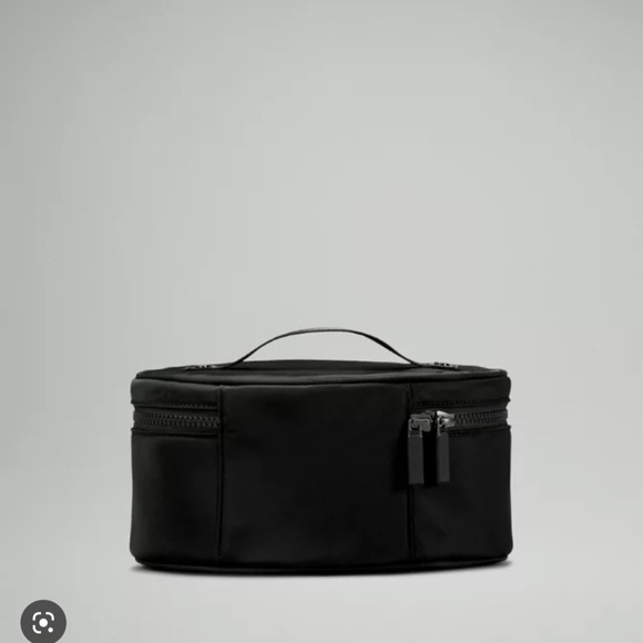 Lululemon Cosmetic/Toiletry Bag - Oval Top-Access Kit 3.5L - Picture 4 of 4